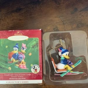 Disney Hallmark Keepsake Ornament “Donald and Daisy at Lovers’ Lodge” EUC
